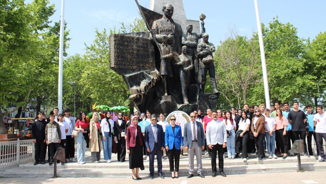 19 Mayıs Atatürk'ü Anma Gençlik ve Spor Bayramı 15-19 Mayıs Gençlik Haftası Çelenk Sunma Programı