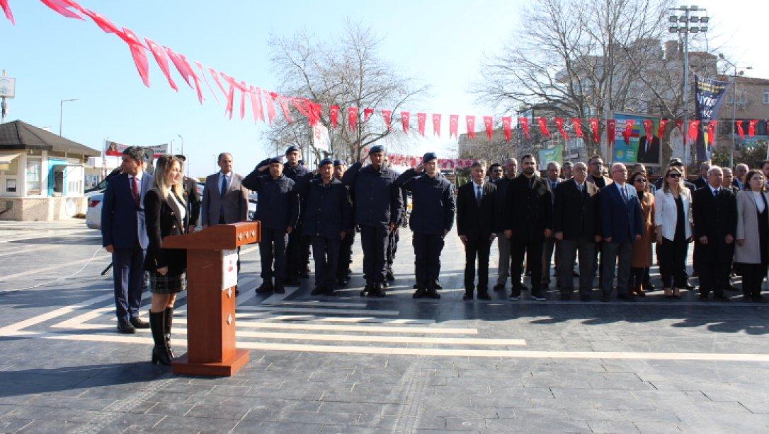 18 Mart Çanakkale Zaferi ve Şehitleri Anma Günü vesilesiyle Atatürk Anıtına çelenk sunumu yapıldı. 